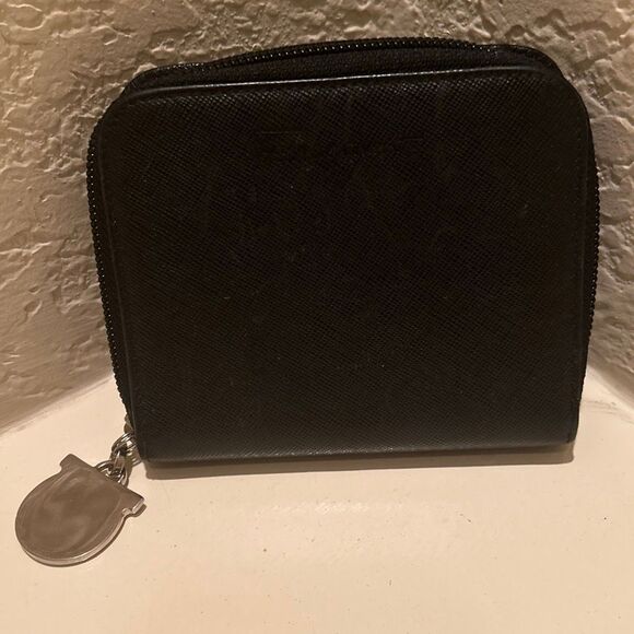 Ferragamo Zip Pocket Bifold Wallet Black Leather Compact Quiet Luxury - Picture 1 of 10